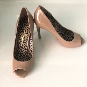 Jessica Simpson | SARAS Open Toe Pump | Sand Color